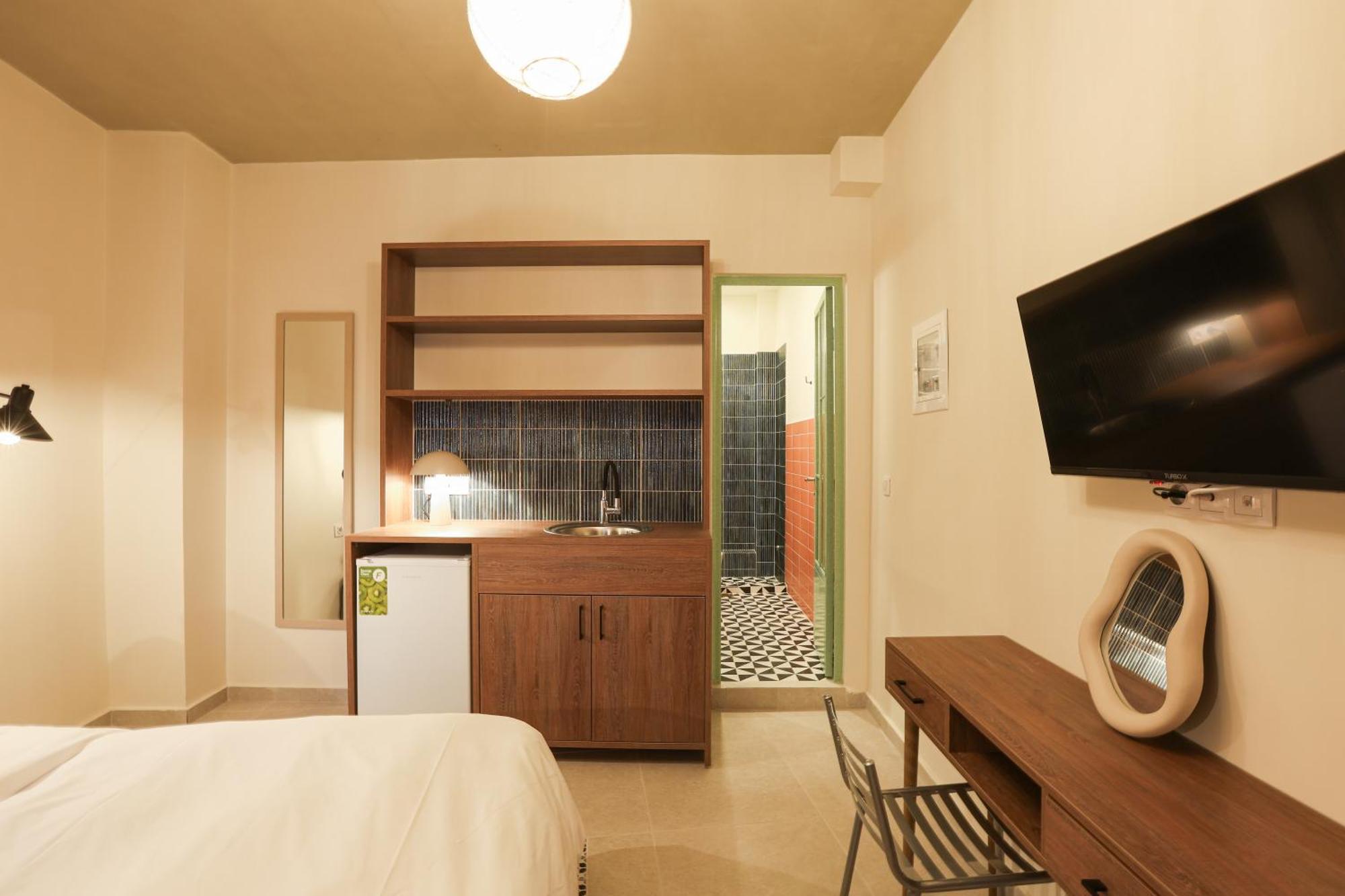 Dogpound Hotel Athena Bagian luar foto
