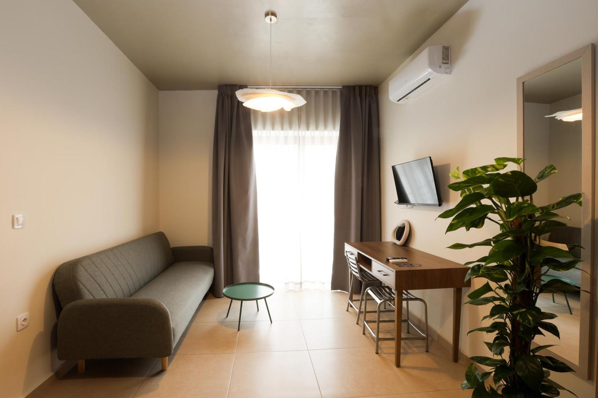 Dogpound Hotel Athena Bagian luar foto