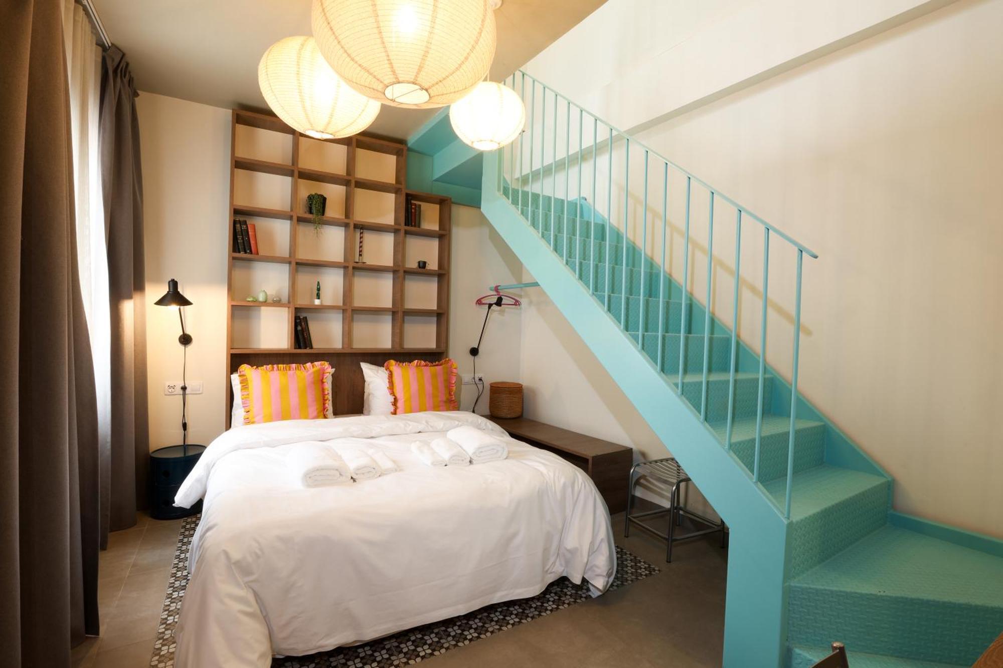 Dogpound Hotel Athena Bagian luar foto