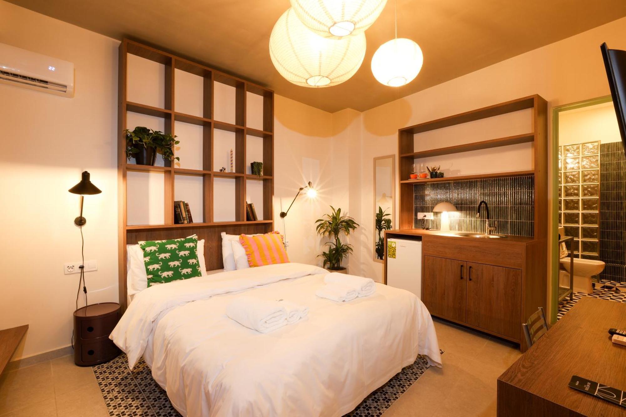 Dogpound Hotel Athena Bagian luar foto
