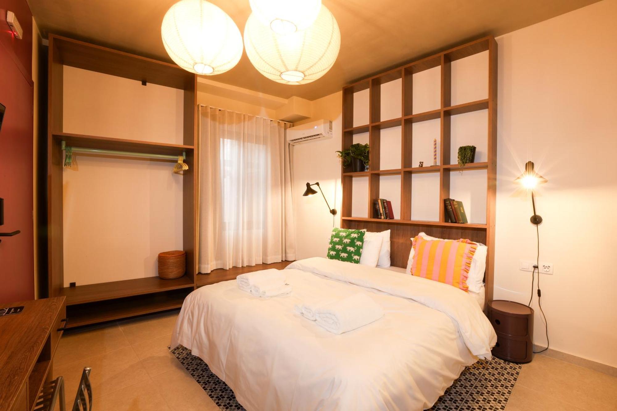 Dogpound Hotel Athena Bagian luar foto
