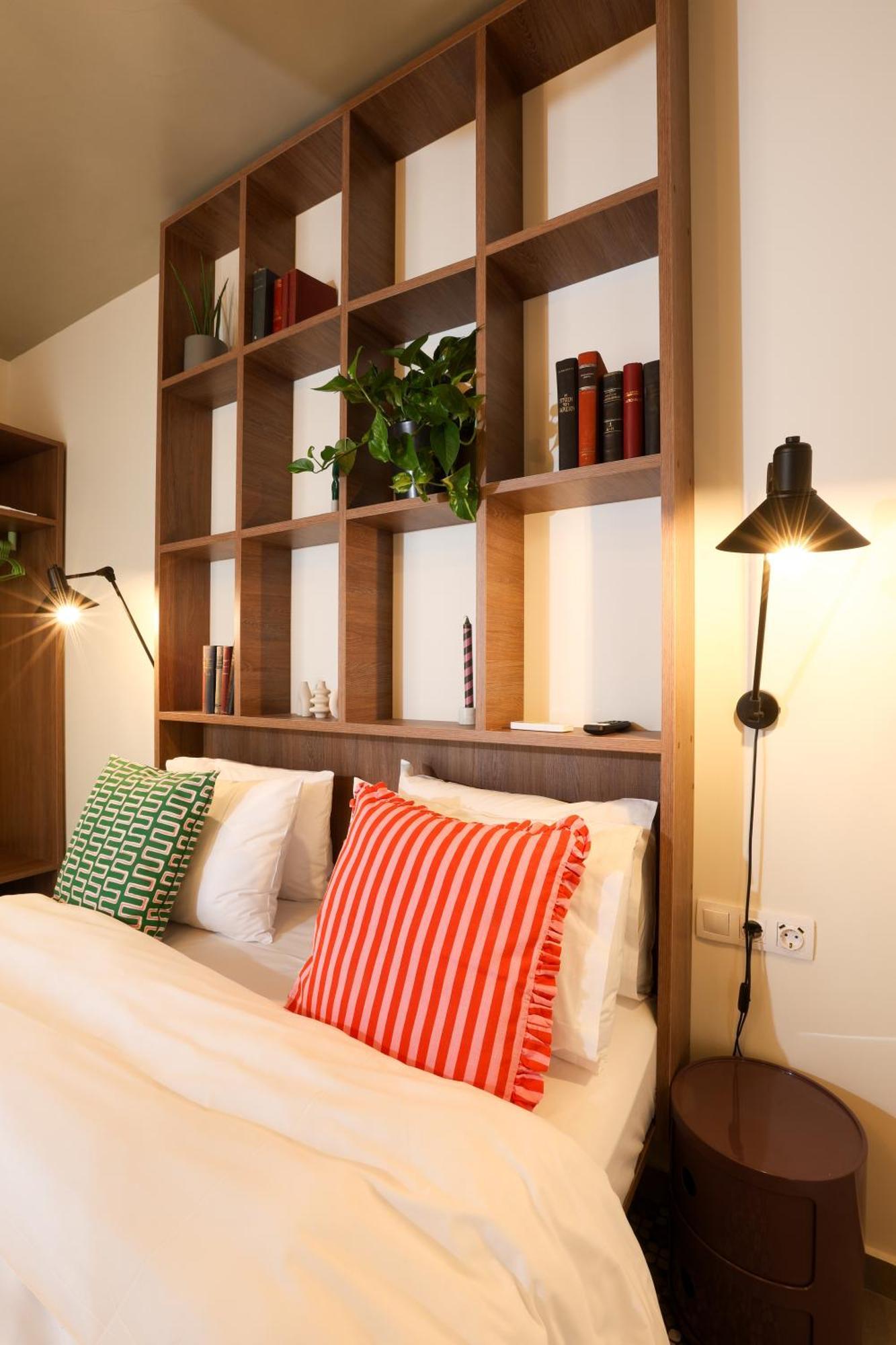 Dogpound Hotel Athena Bagian luar foto