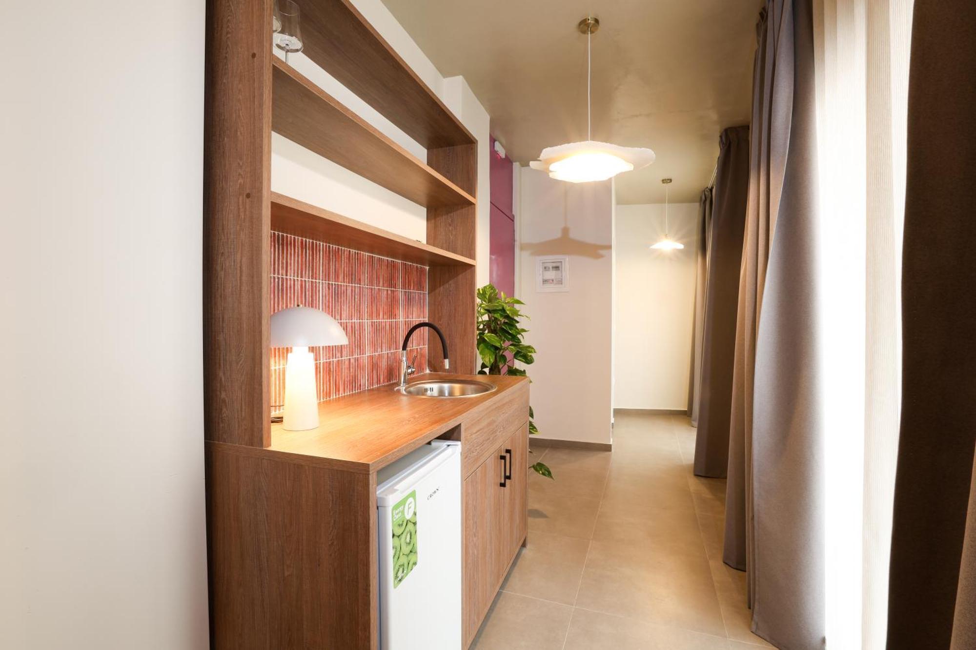 Dogpound Hotel Athena Bagian luar foto