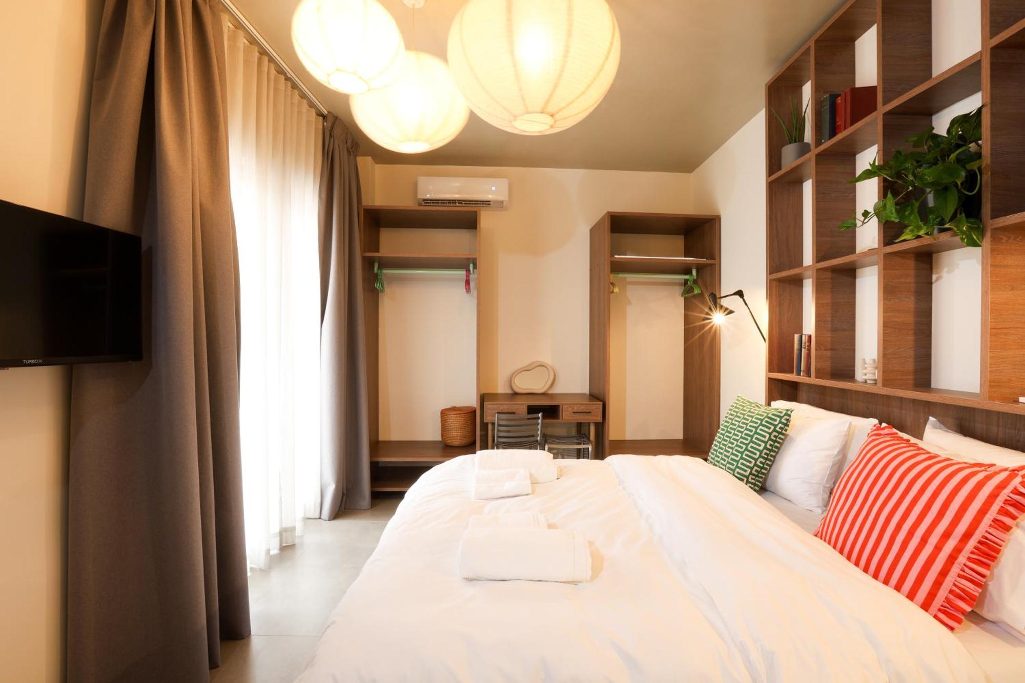 Dogpound Hotel Athena Bagian luar foto
