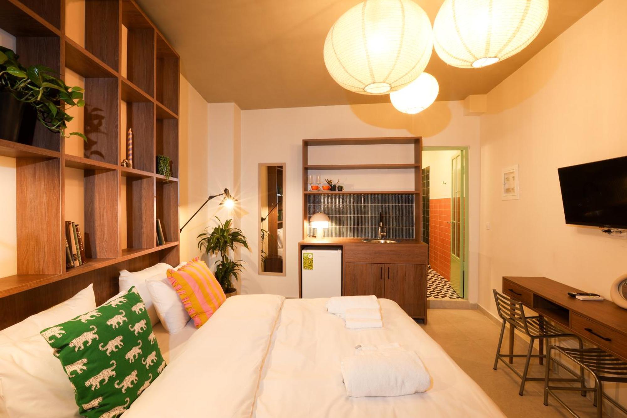 Dogpound Hotel Athena Bagian luar foto
