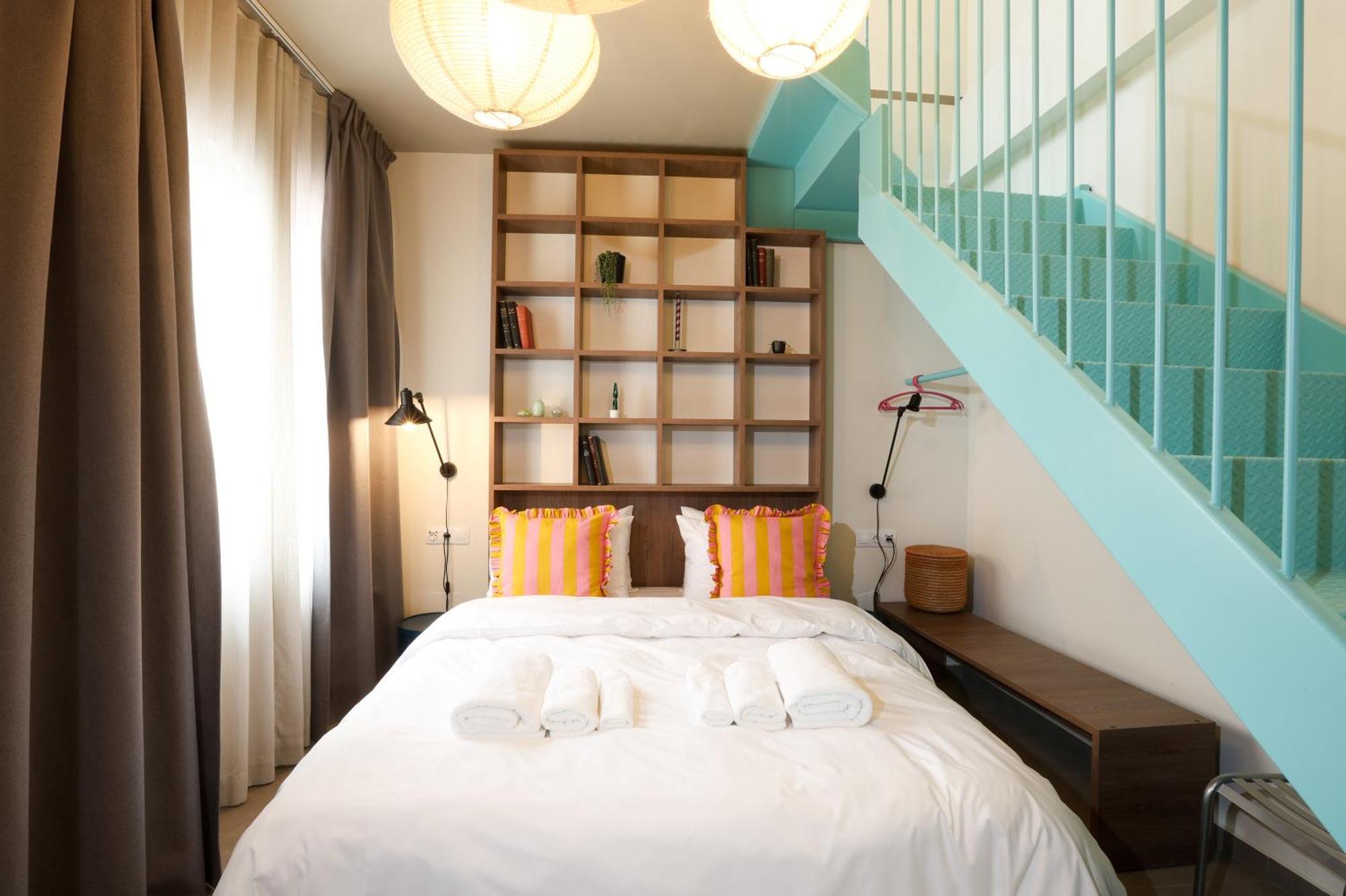 Dogpound Hotel Athena Bagian luar foto