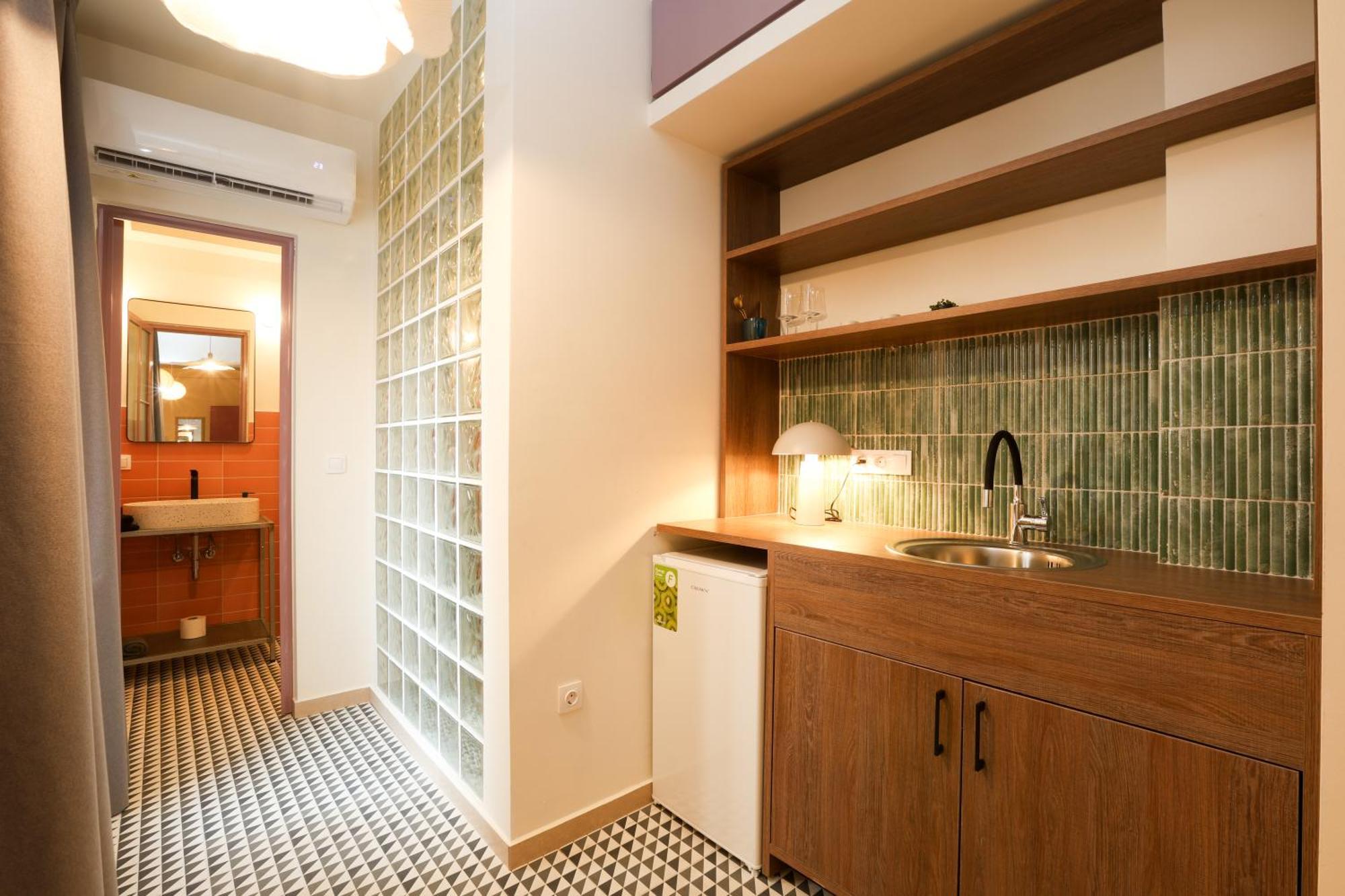 Dogpound Hotel Athena Bagian luar foto