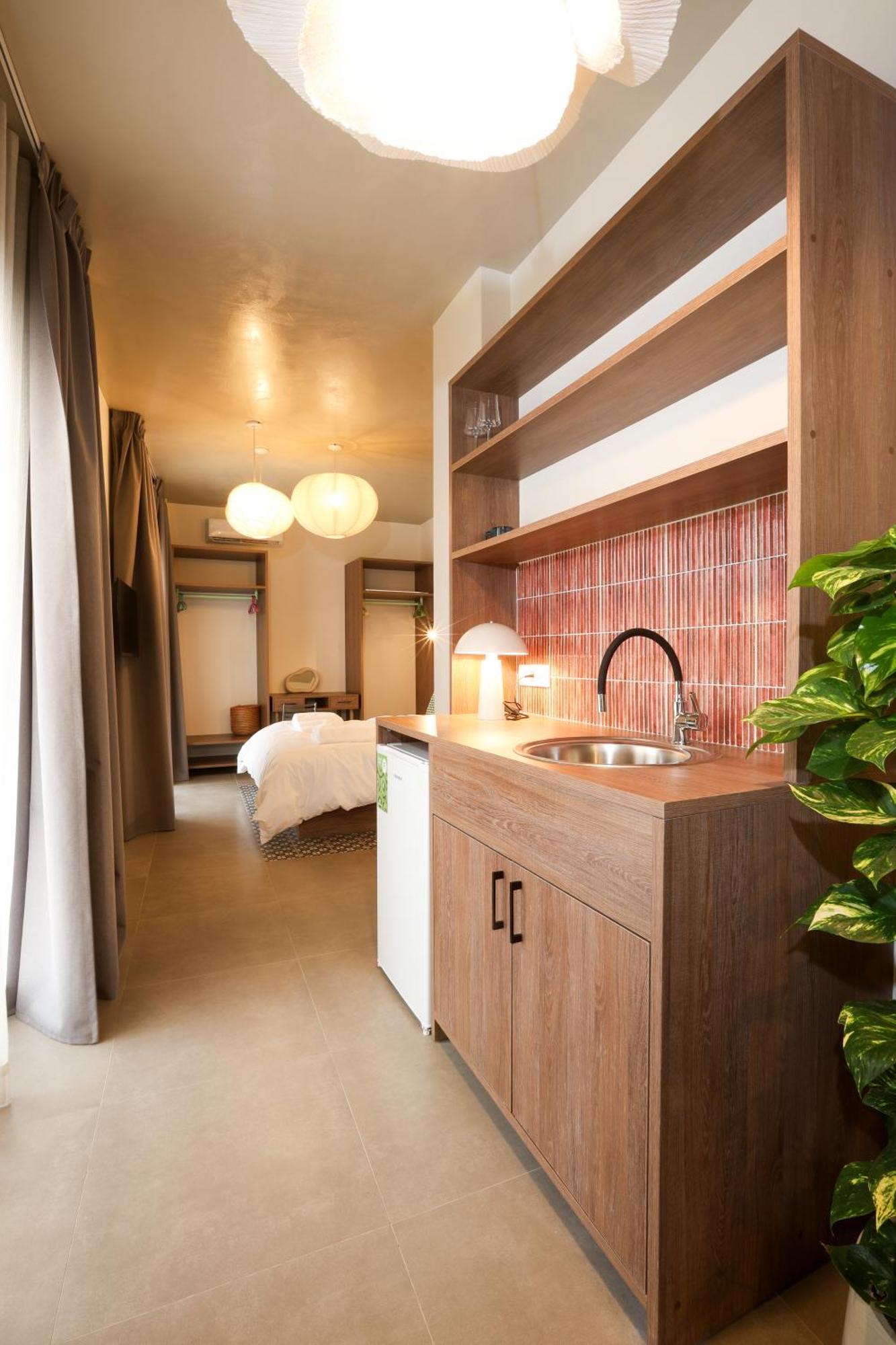 Dogpound Hotel Athena Bagian luar foto