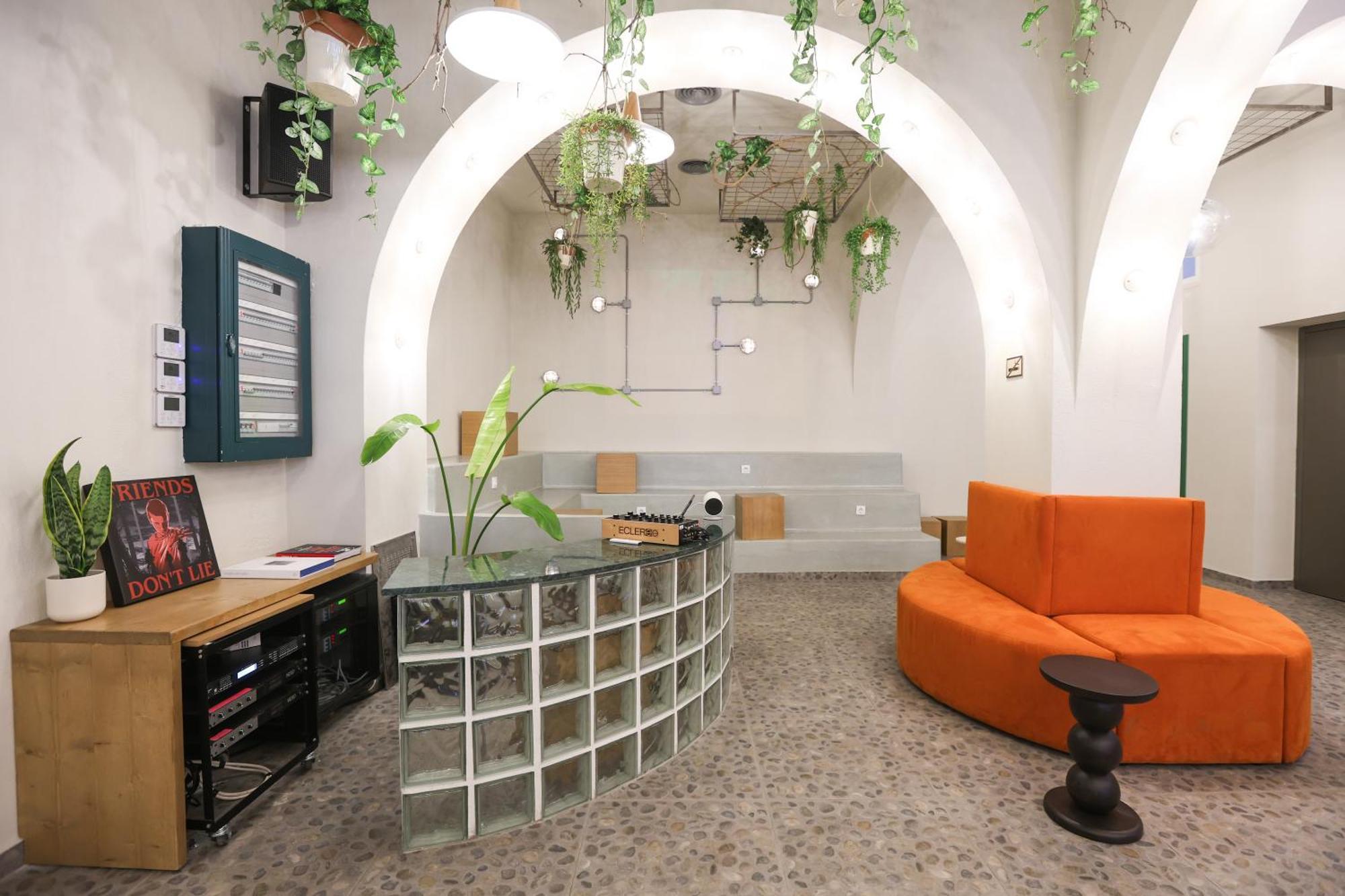 Dogpound Hotel Athena Bagian luar foto