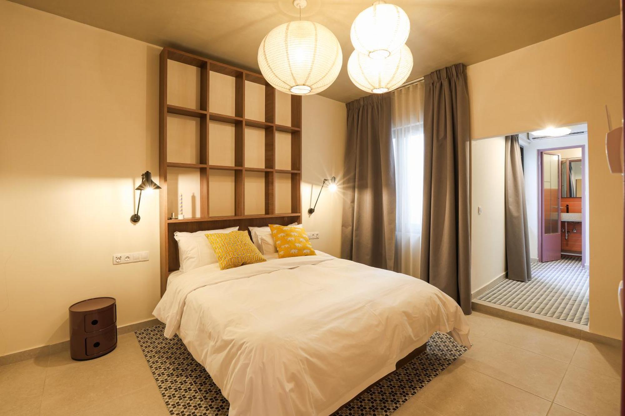 Dogpound Hotel Athena Bagian luar foto