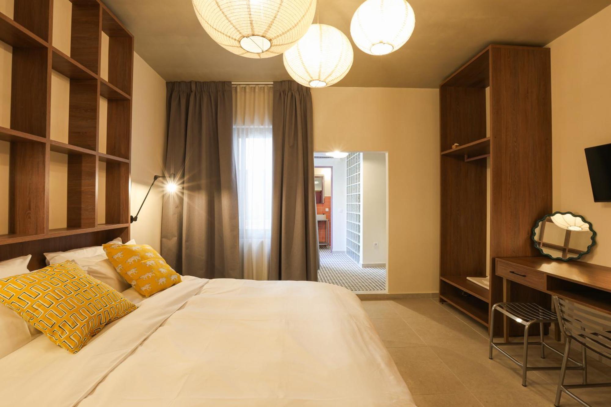 Dogpound Hotel Athena Bagian luar foto